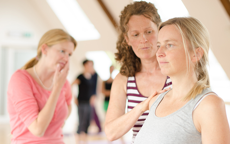 Ausbildung Yoga Frankfurt am Main yogasram Korrektur einer Yogahaltung durch Dozentin