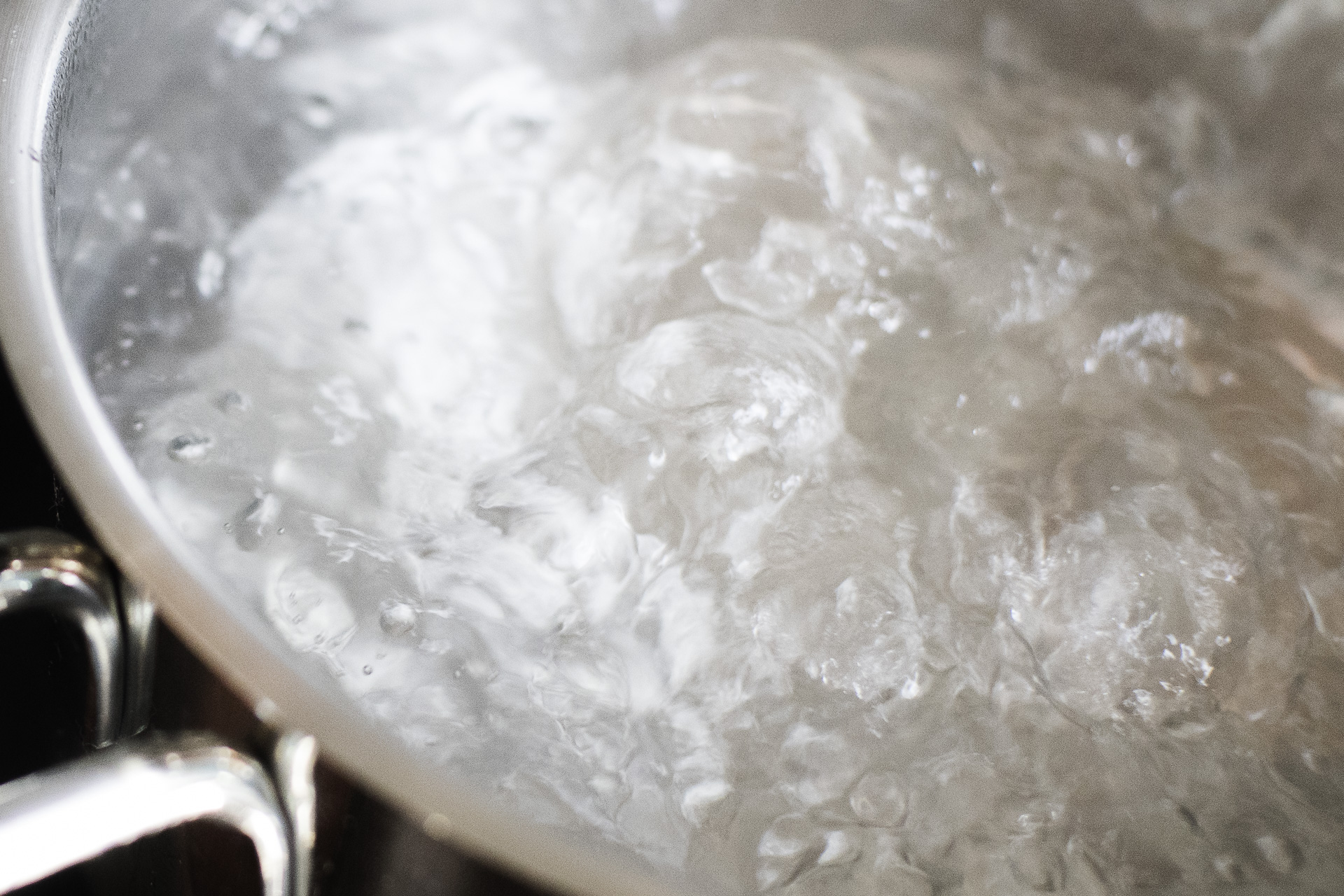 Edelstahltopf mit sprudelnd kochendem Wasser