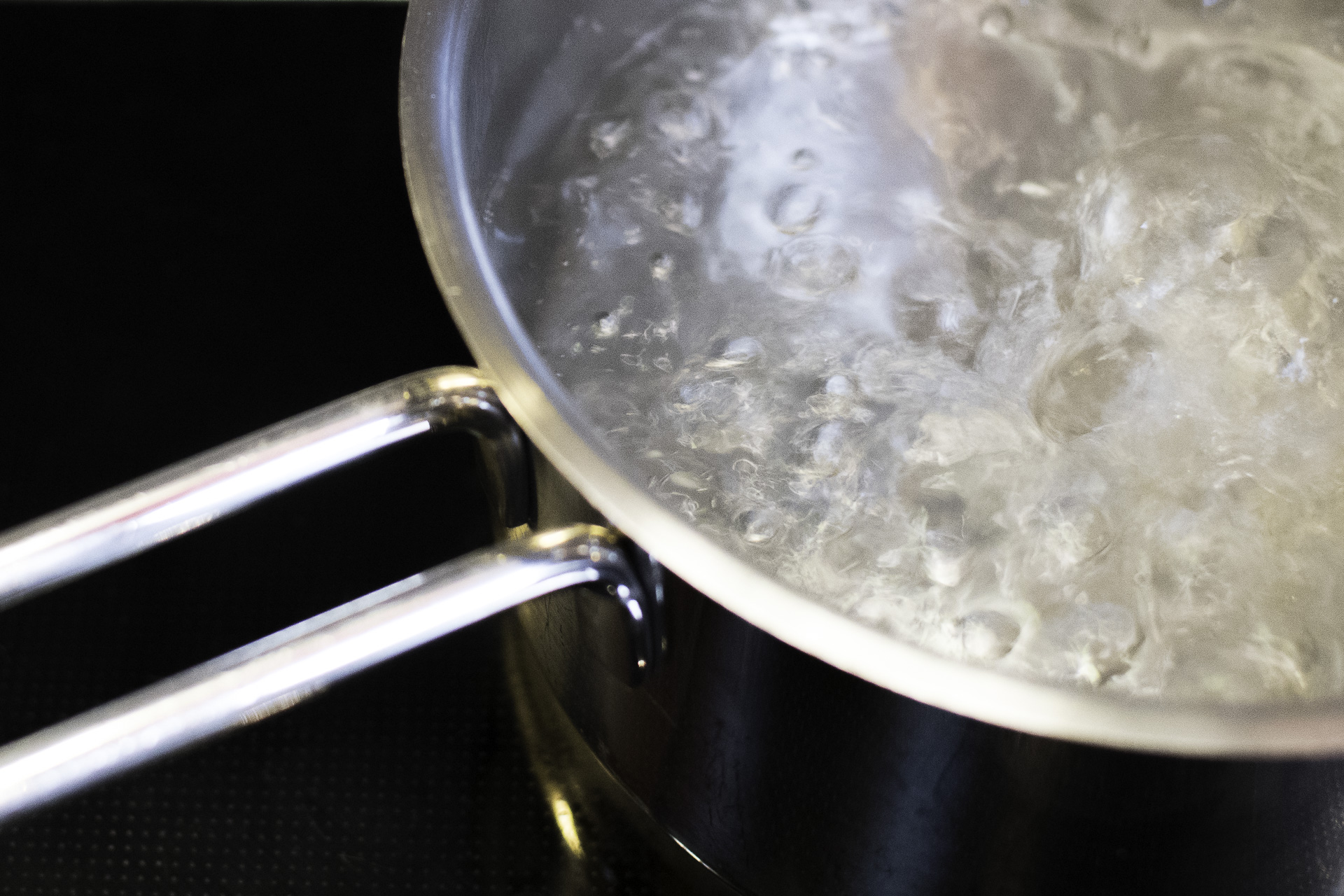 Edelstahltopf mit kochendem Wasser
